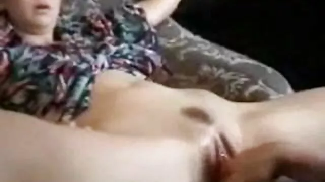 Одлично :  Девојка му покажува на дечкото дека нејзината пичка е подобра од гледање порно Секси жешка порно 