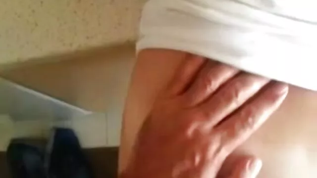 Одлично :  Напалената женка го изневерува својот сопруг цицајќи и ебејќи Секси жешка порно 