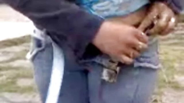 Одлично :  Шпанска убавица се копулира со обесена другарка на празна плажа Секси жешка порно 