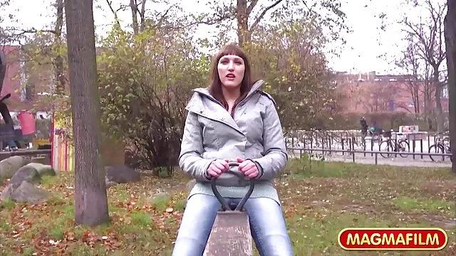 Одлично :  Слатките девојки и згодното момче имаат сензуална анална тројка Секси жешка порно 