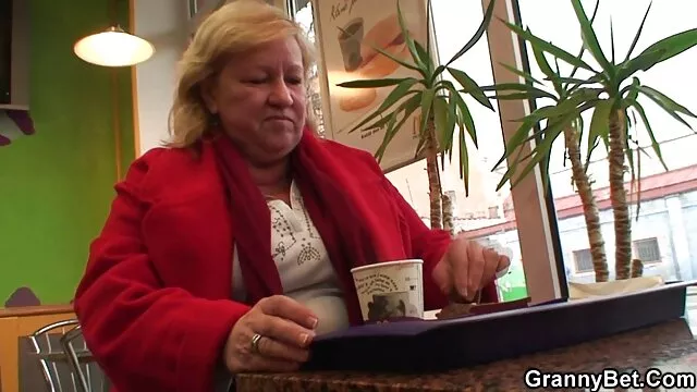 Одлично :  Русокоса со сочни цицки дува богат странец веднаш на задното седиште Секси жешка порно 