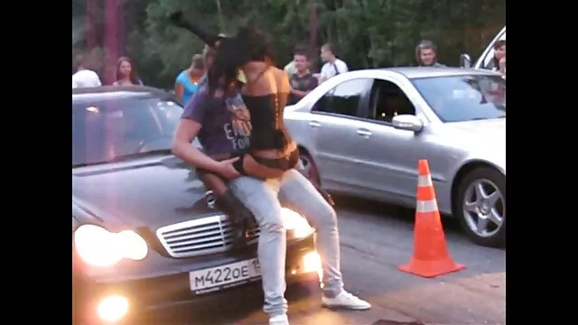 Одлично :  Темнокосата MILF обожава да ѝ ја лижат пичката во поза во кучешки стил Секси жешка порно 