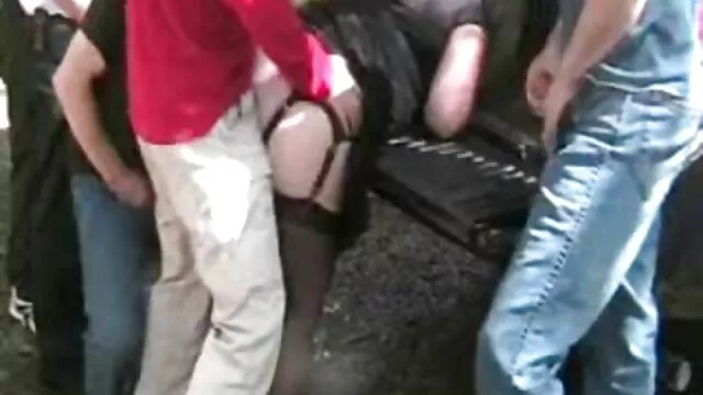 Одлично :  Двајца од нив се занимаваат со некое лесно и нежно водење љубов Секси жешка порно 