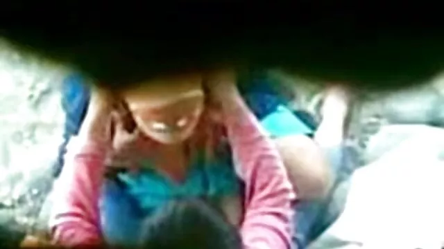 Одлично :  Слатка црна девојка го трепка своето затегнато тело за камерата Секси жешка порно 