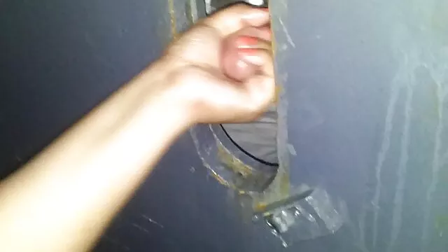 Одлично :  Девојка бринета цица голем кур во бањата и на скалите Секси жешка порно 