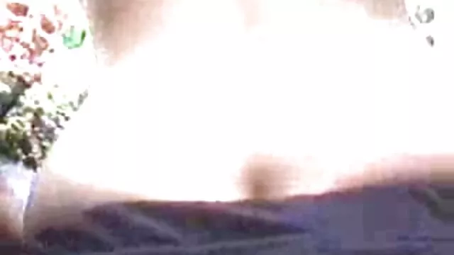Одлично :  Три гонзо девојки се ебат на отворено во шумата Секси жешка порно 