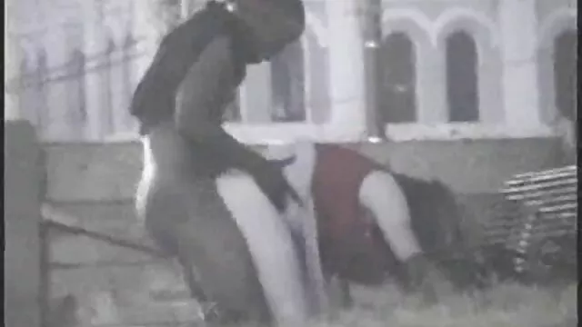 Одлично :  Ситната црвенокоса ги обвиткува жешките усни околу големиот пекер Секси жешка порно 