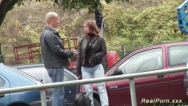 Одлично :  Краткокоса девојка со задник со меурчиња закована силно на каучот Секси жешка порно 